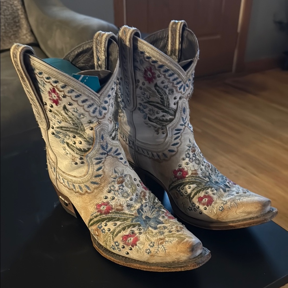 Floral Embroidered Western Boots